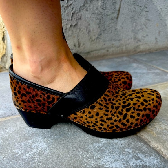 Dansko Leopard Print Fur Calf Hair Clogs 39 / 8.5 Slip-On Comfort Shoes - Picture 1 of 16